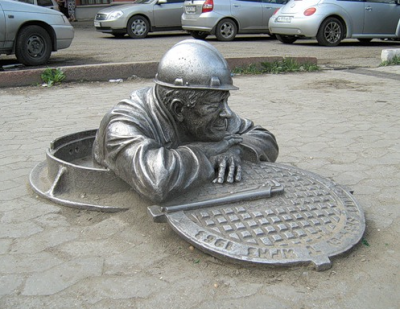 Памятник водопроводчику в городе Сочи.png