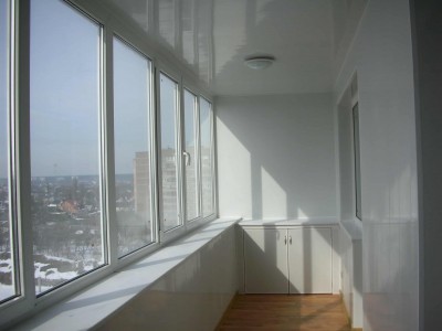 Остекленный балкон дает большие возможности можно, к примеру, заняться его утеплением и объединить с прилегающей комнатой.jpg