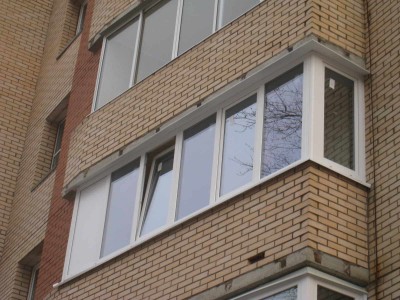 Остекление балкона стеклопакетами ПВХ является наиболее популярным на сегодняшний день решением.jpg
