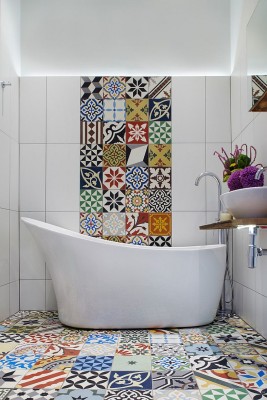 Bold-and-vivacious-tiles-for-the-modern-Mediterranean-bathroom.jpg