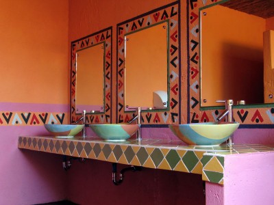salle-de-bains-orange-et-rose.jpg