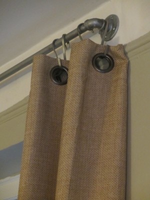 swwu-diy-industrial-pipe-curtain-rods-02.jpg (25.47 КБ) 2681 просмотр swwu-diy-industrial-pipe-curtain-rods-02.jpg