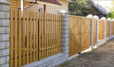 zabor-iz-betonnyh-blokov-i-derevjannogo-shtaketnika-kirzhach-4.jpg