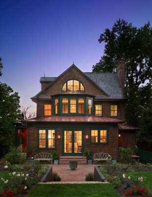 Shingle-style-house-designed-by-Barnes-Vanze-7.jpg