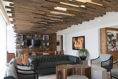 потолок деревянный в квартире.jpeg