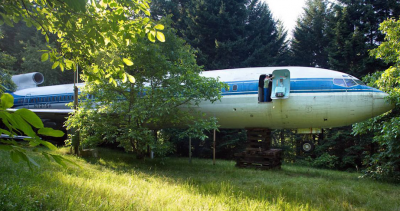 Брюс Кэмпбелл открывает один из девяти выходов самолета, который он установил в лесу в местечке Хиллсборо, штат Орегон.png