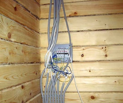 11 правила электропроводки в деревянном доме.jpg