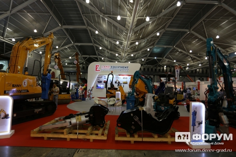 LAND EQUIPMENT - стенд компании