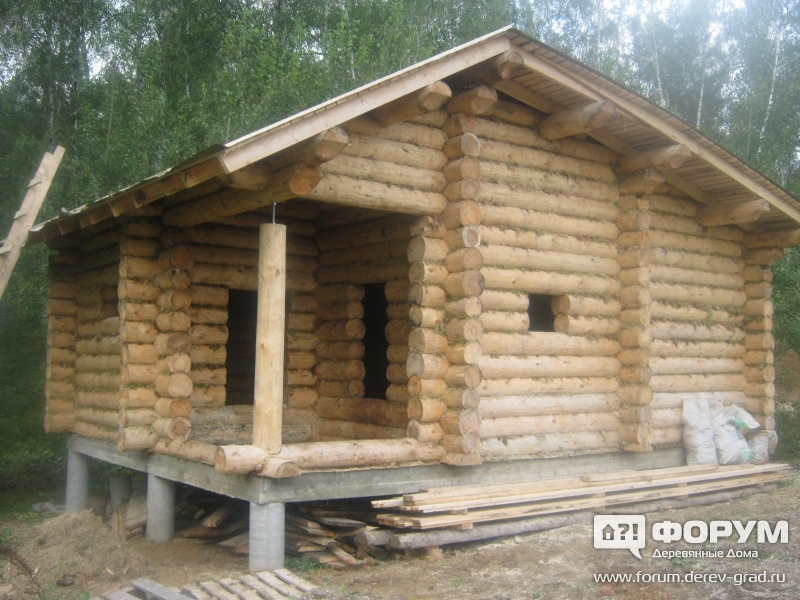 Рубленная баня с крыльцом