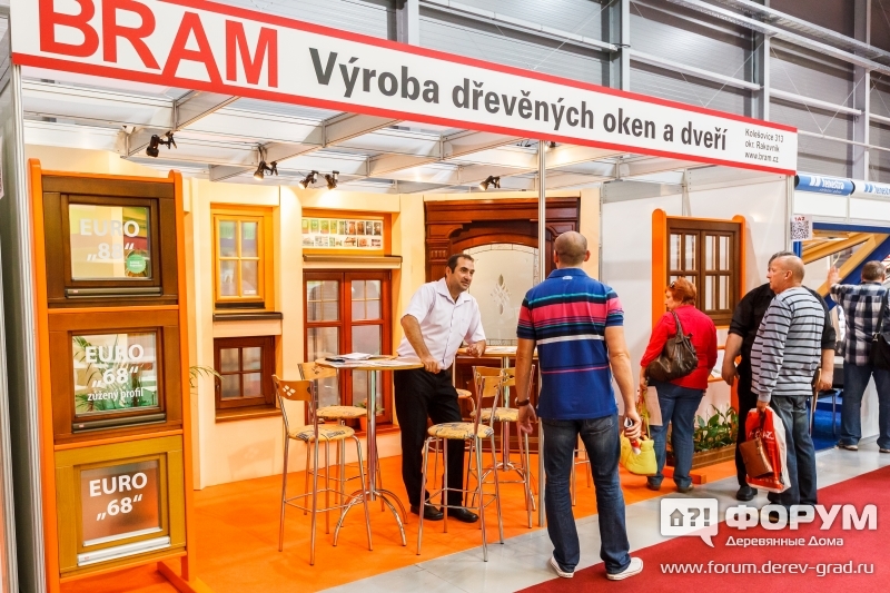 Стенд компании Bram двери и окна из чистого дерева