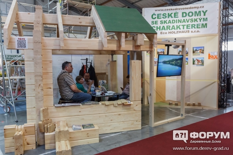 Стенд строительной компании Holzhaus - дома из цельного дерева