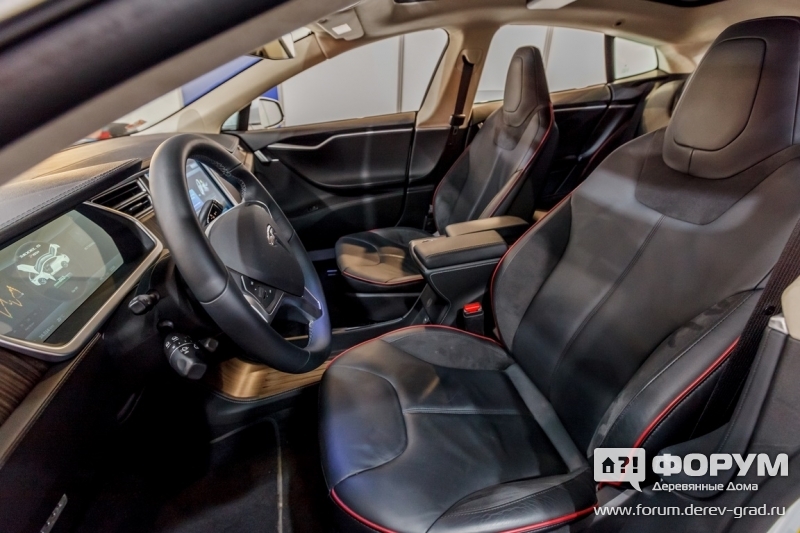 Стенд компания Tesla электромобиль