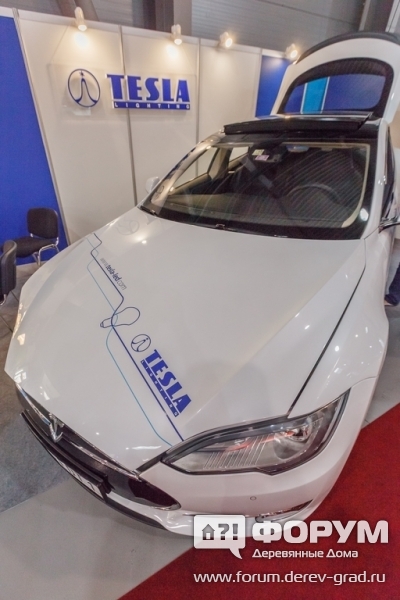 Стенд компания Tesla электромобиль
