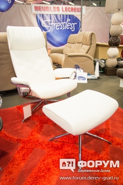 Белое Кресло с подножкой Ekornes