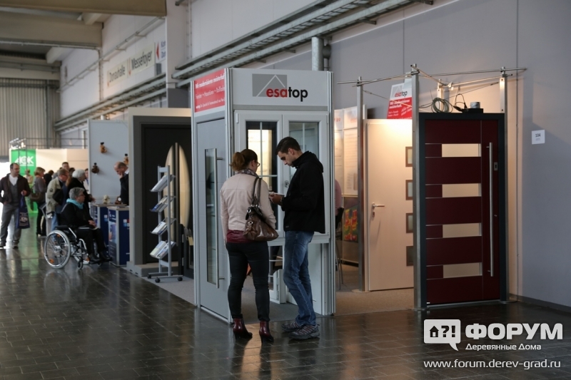 Двери с матовыми стеклянными вставками