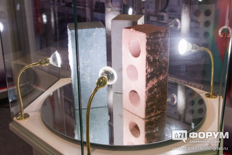 Обрзацы кирпичей на стенде Газосиликатстрой