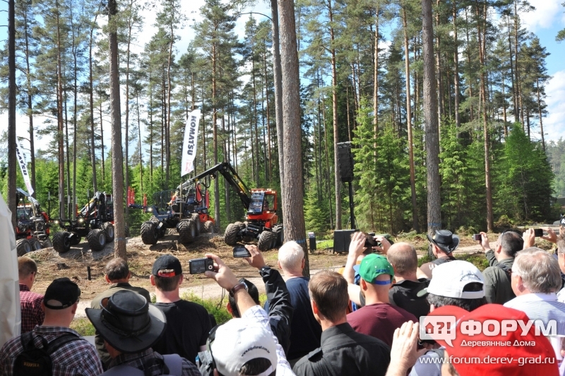 Харвестеры Коматцу (Komatsu) на представлении