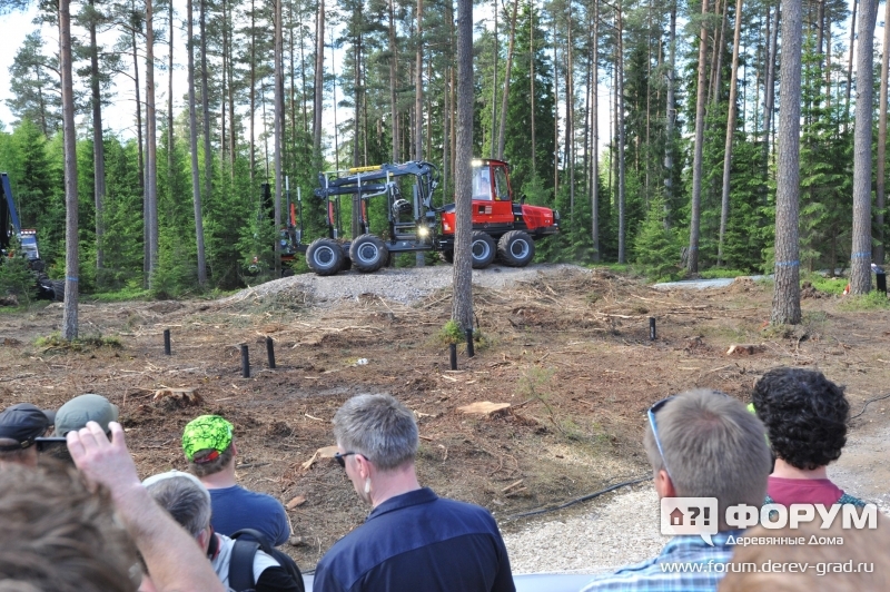 Форвардер Коматцу (Komatsu) в движении