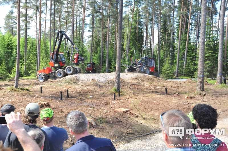 Харвестер Коматцу (Komatsu) в движении