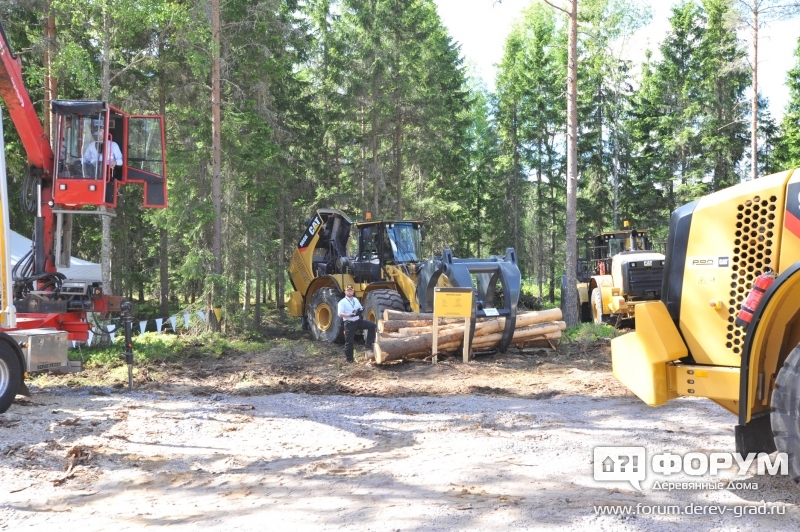 Средний погрузчик Caterpillar (CAT)