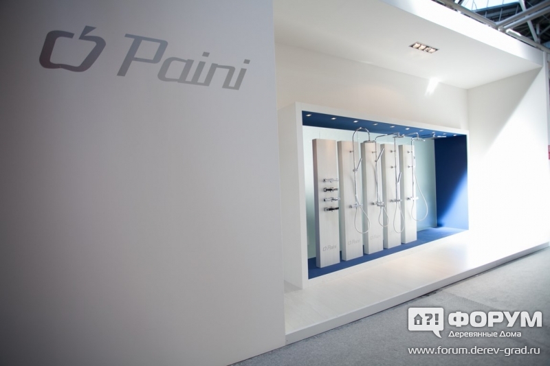 Стенд Paini. Душевые стойки и смесители