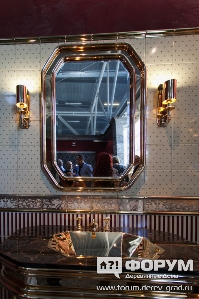 Раковина и зеркало в золотом цвете (Petracer's) - общий план
