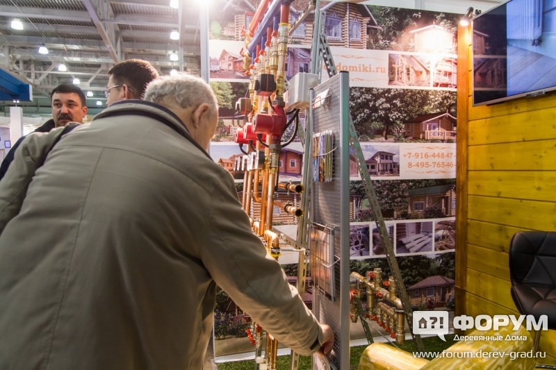 Посетитель у стойки с рекламой