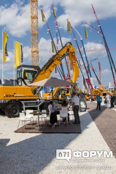 Уличная экспозиция компании Либхерр (Liebherr)