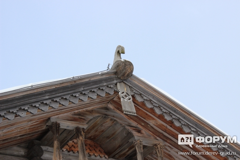 Конь, наличник и полотенце в избе