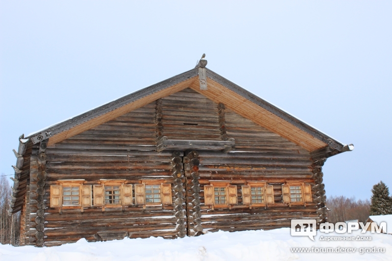 Фасад со ставнями в избе