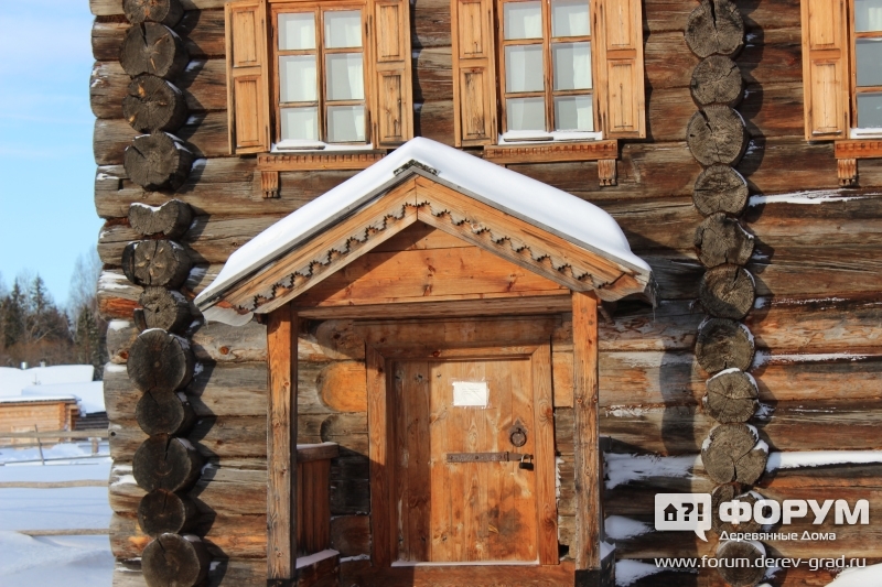 Крыльцо с фасада дома