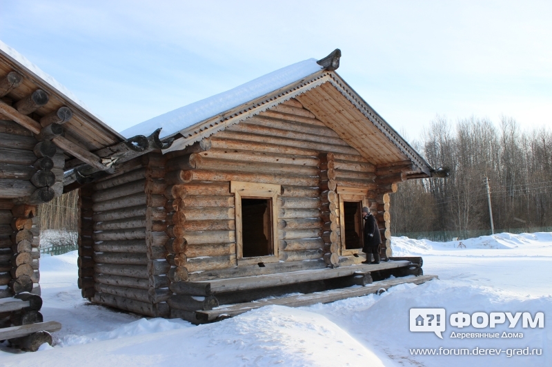 Амбар с резным наличником