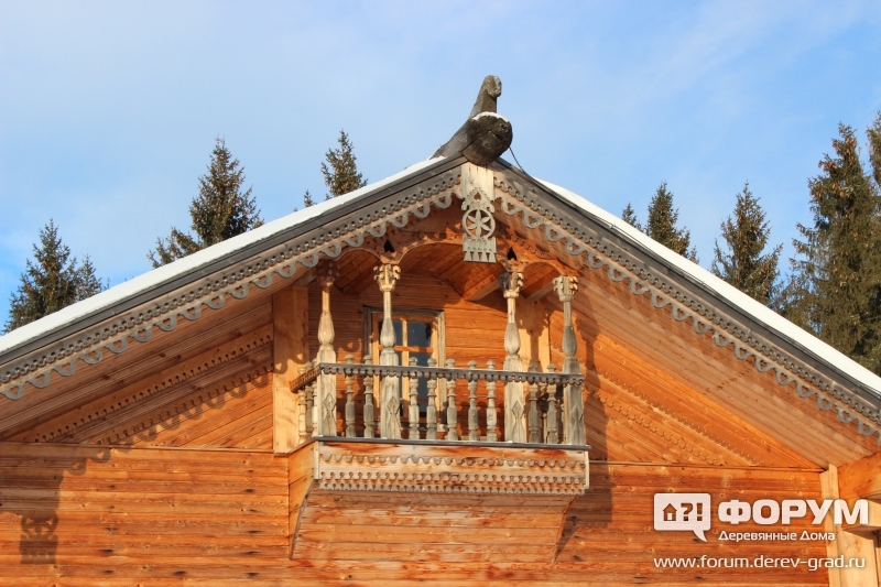 Фигурные столбы на балконе избы