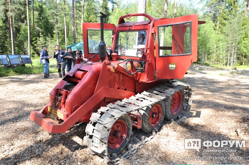 Антикварный трактор