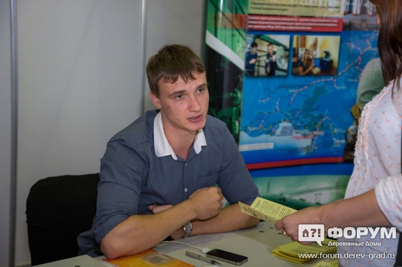Студент, консультант Университета на выставке