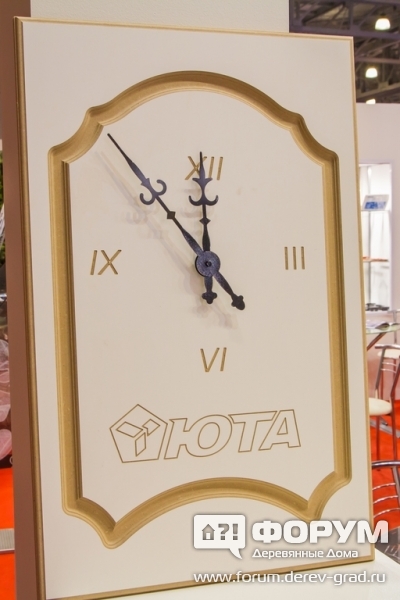 Часы на стенде компании "Юта"
