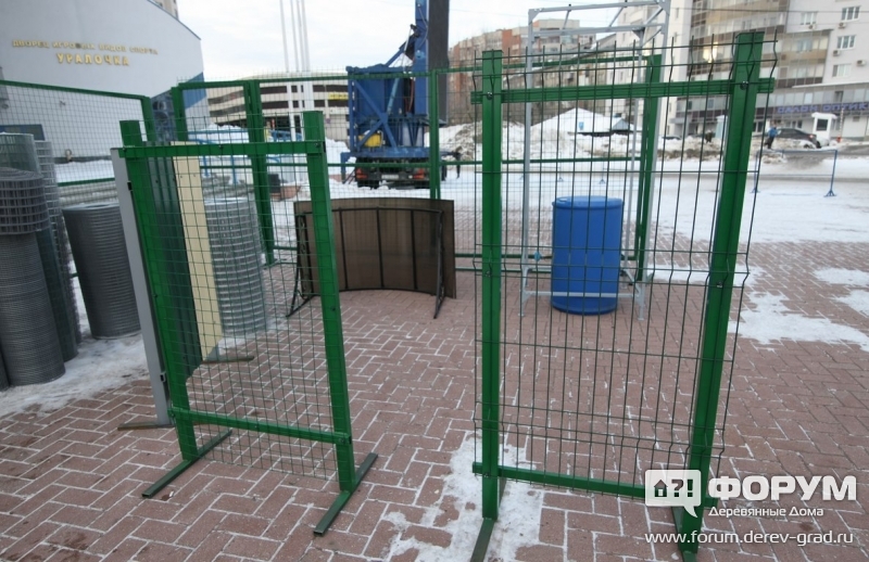 Пример крепления сетки для забора предлагает компания Техноковка