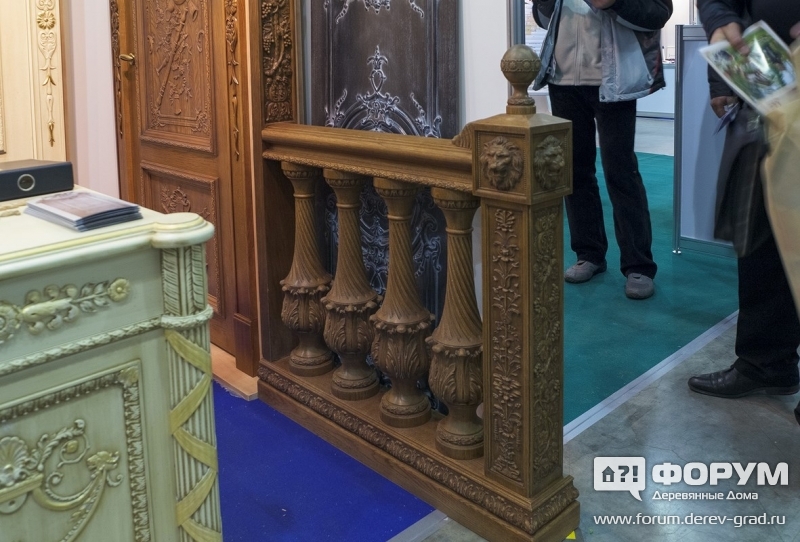 Перила с отделкой резбюой по дереву