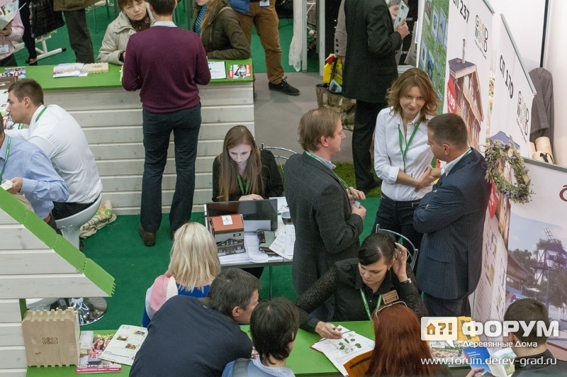 В залах выставки, у стенда компании Good Wood Development 2