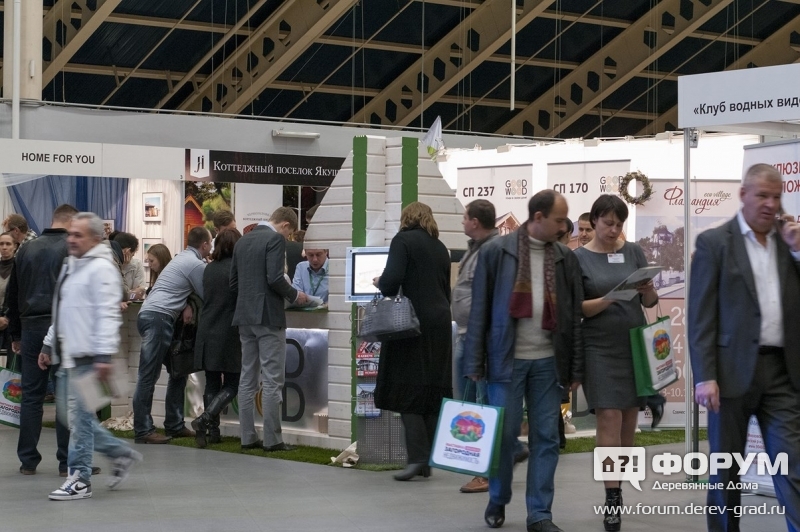 В залах выставки, у стенда компании Good Wood Development
