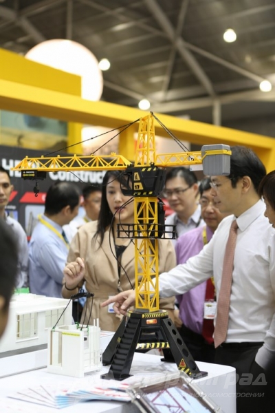 Макеты строительных кранов и зданий на выставке  BuildTechAsia - 2016 (8)