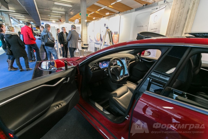 Электрический автомобиль от компании Tesla (Тесла)