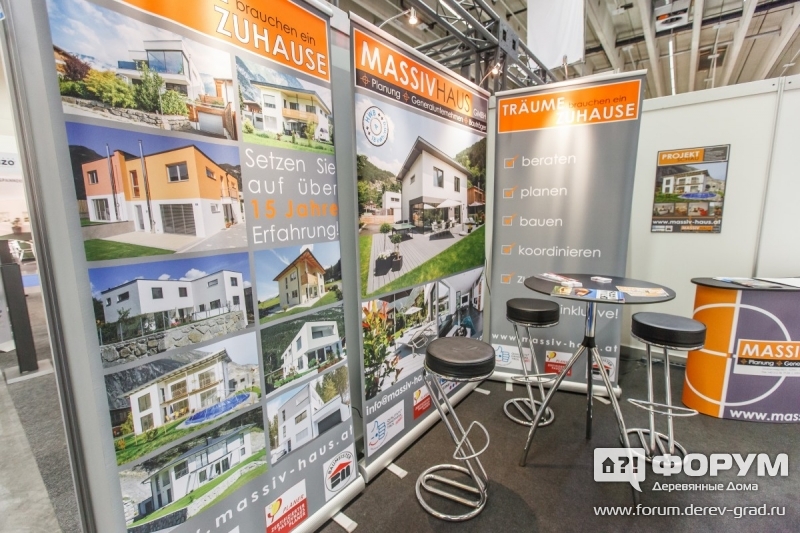 0109 Стенд строительной компании Massivhaus примеры построенных домов