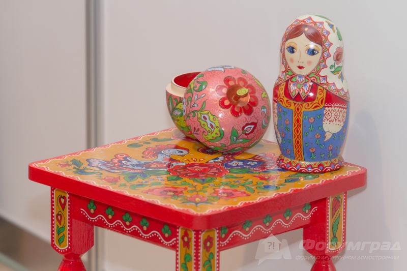 Яркий стенд журнала Новая деревня
