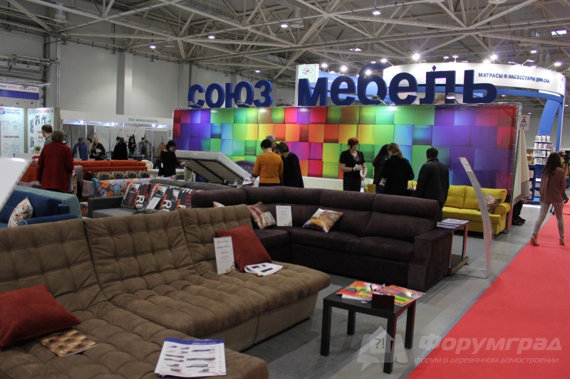 Мягкие диваны и кресла на стенде СОЮЗ МЕБЕЛЬ