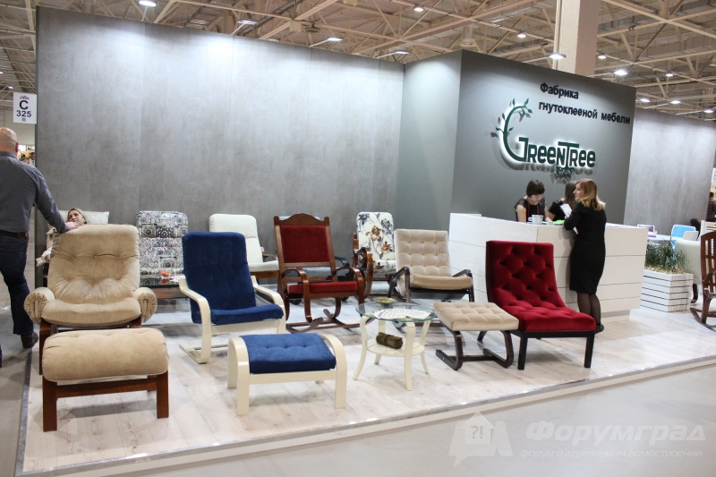 Просторный стенд фабрики  гнутоклееной мебели GREENTREE (ГРИНТРЕЕ)