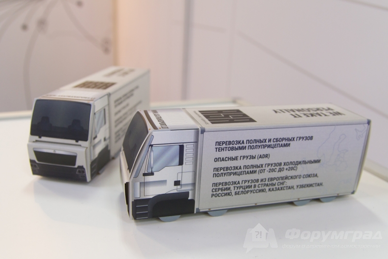 Необычный стенд услуг по перевозке грузов компании "ASA transport service" (ЭйСиЭй Трэнспорт Сервис)