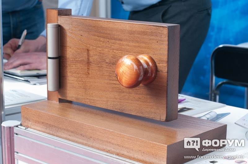 Дверные петли с доводчиком на стенде KM-Tech 1
