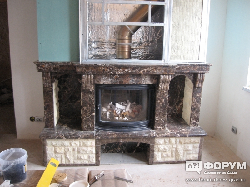 Каминный портал из камня с топкой Jotul