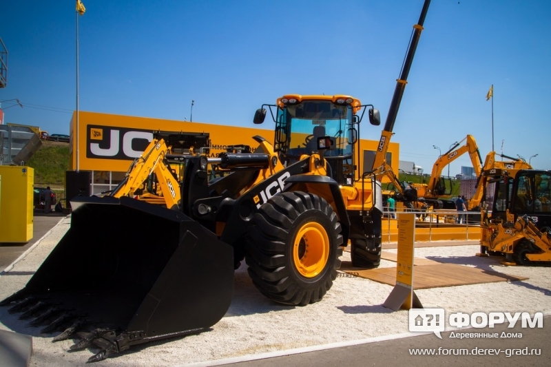 Колесный погрузчик компании JCB